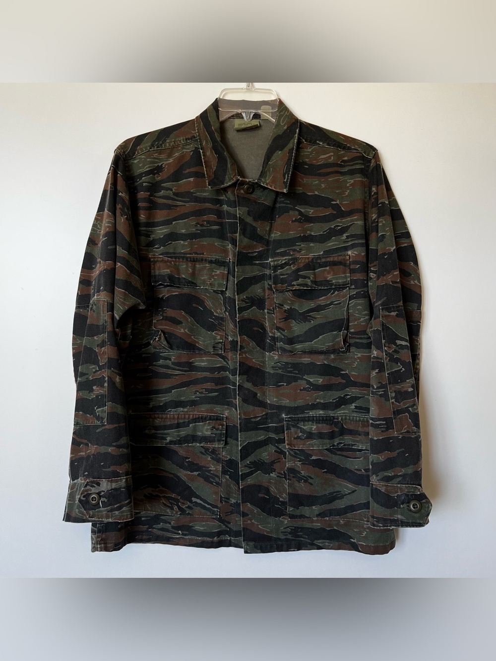 ༼ง=ಠ益ಠ=༽ง▄︻̷̿┻̿═━一

Vintage Military Camo Jacket